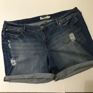 ✨ Torrid distressed denim shorts - 26